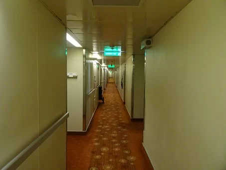 hallway-262474__340.jpg